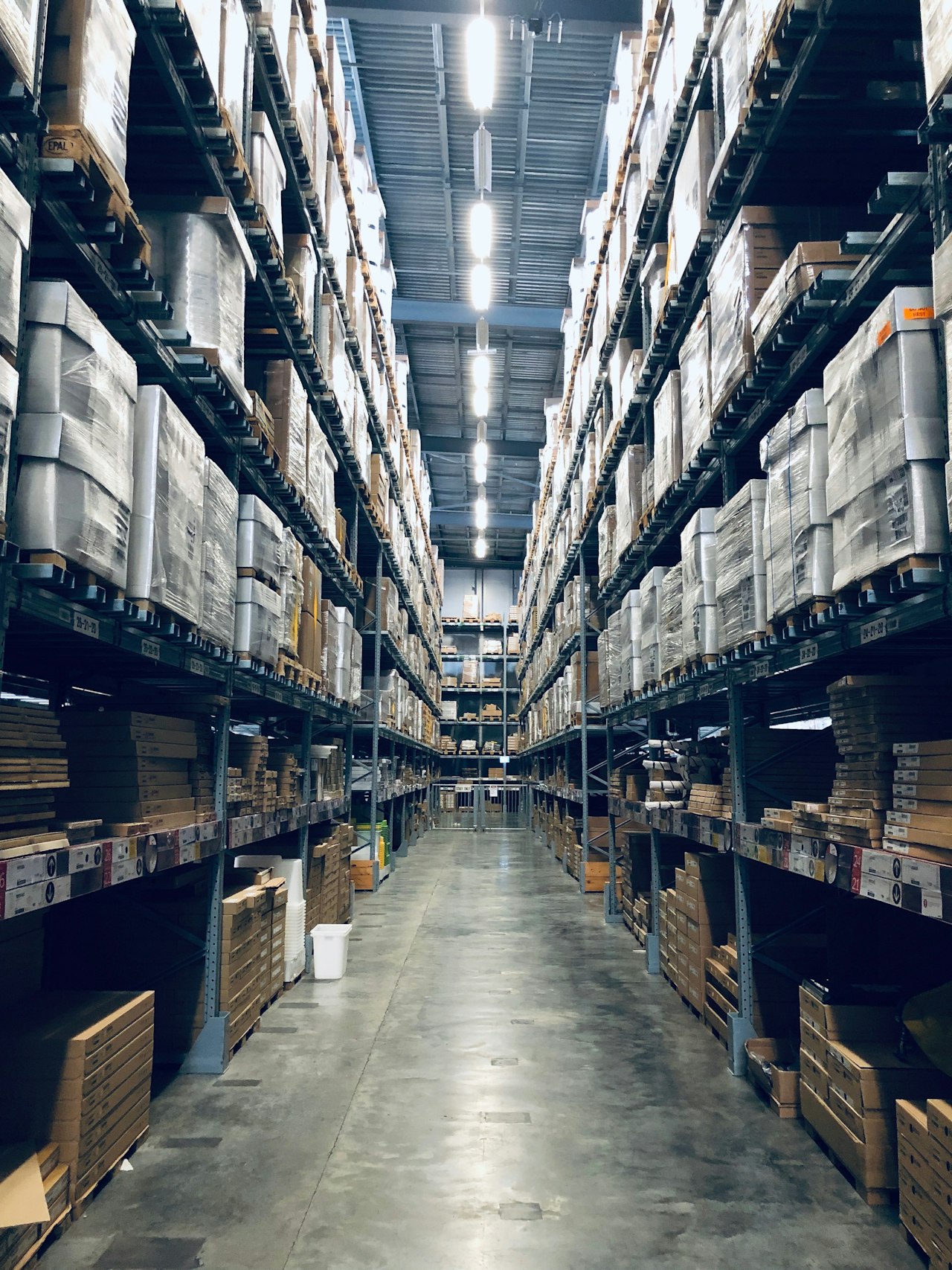 Depo içinde paletlenmiş ürünler
